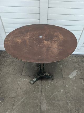 Mesa antigua de café. Metálica