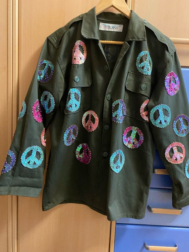 Sobrecamisa verde con parches de paz lentejuelas
