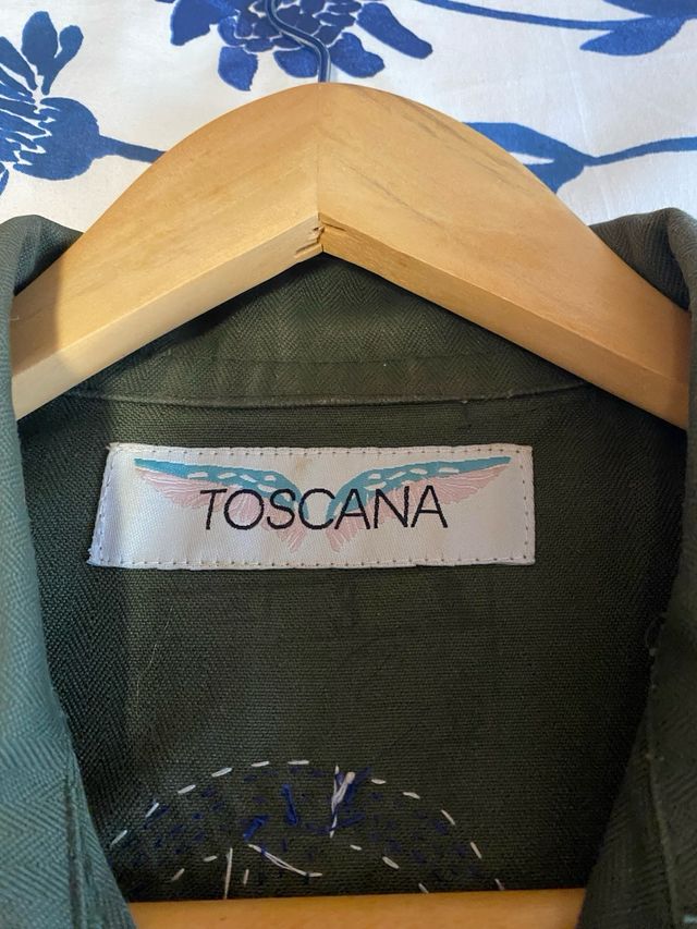 Sobrecamisa verde con parches de paz lentejuelas