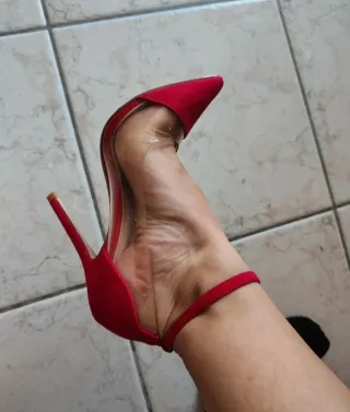 Scarpe tacco rosse con trasparenze
