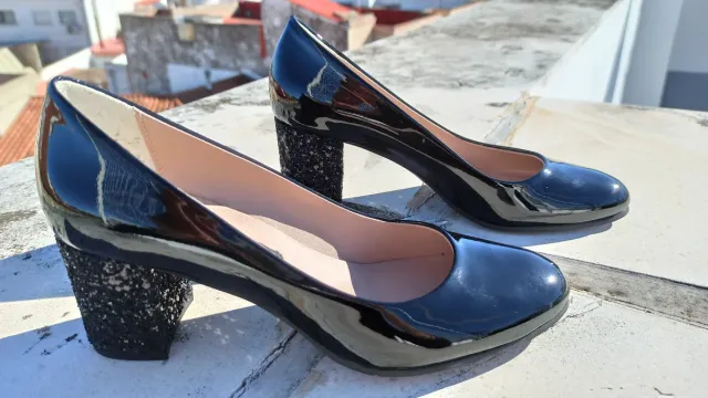 Zapatos italianos de tacón negros charol, piel.