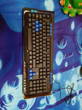 Teclado de ordenador negro y azul