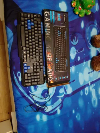 Teclado de ordenador negro y azul