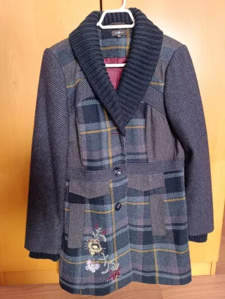 Abrigo Surkana cuadros y bordado