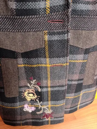 Abrigo Surkana cuadros y bordado