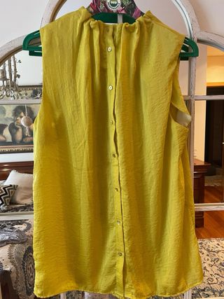 Blusa Benetton satinada sin mangas color mostaza