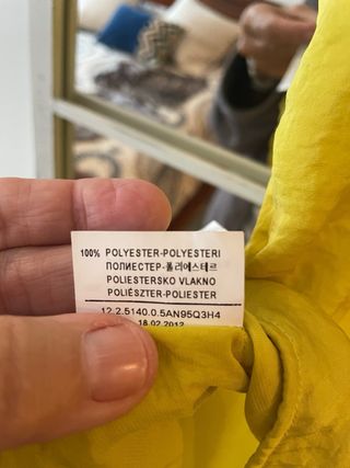 Blusa Benetton satinada sin mangas color mostaza