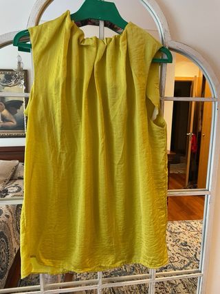 Blusa Benetton satinada sin mangas color mostaza