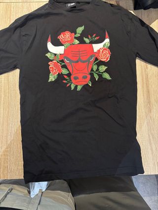Camiseta Chicago Bulls con rosas