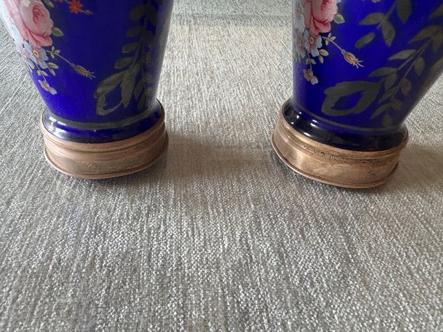 Jarrón azul con base plateada