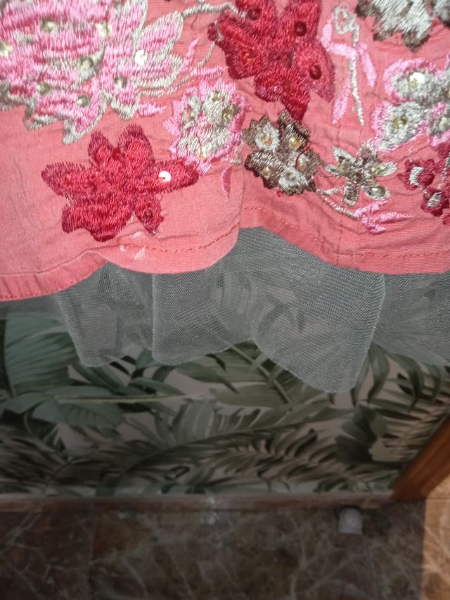 Gonna rosa e rossa ricamata