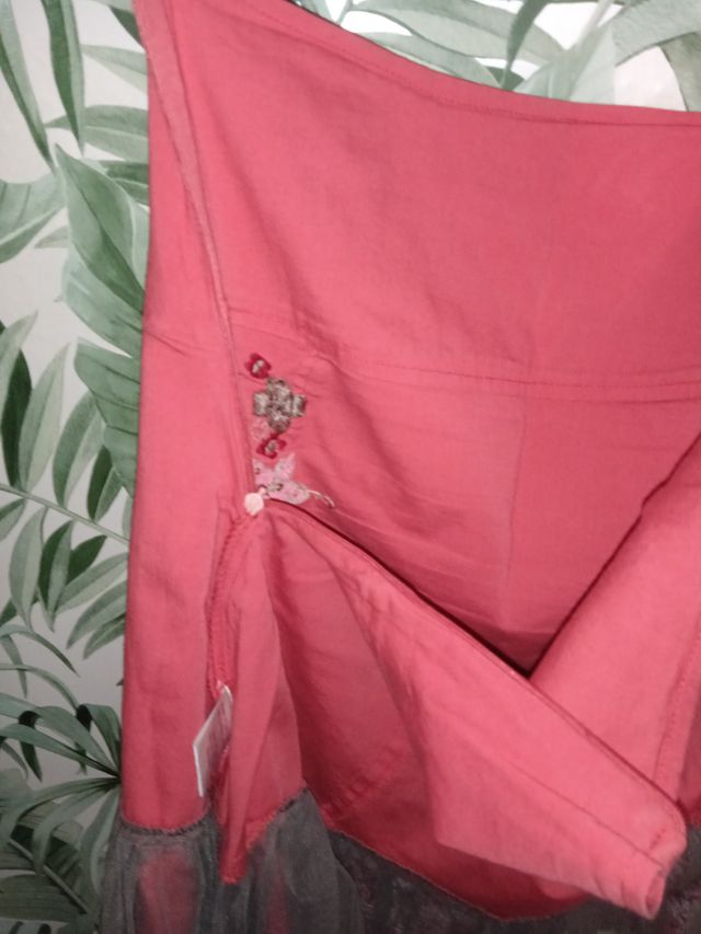 Gonna rosa e rossa ricamata