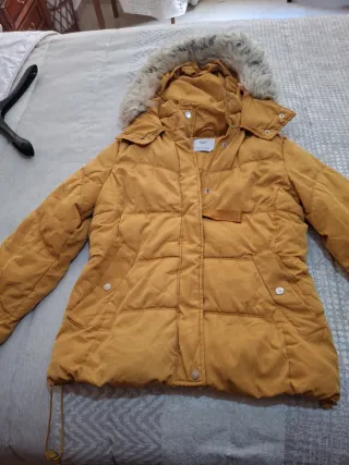 Anorak Bershka mostaza con capucha