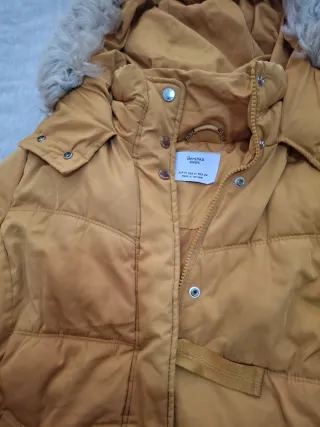 Anorak Bershka mostaza con capucha