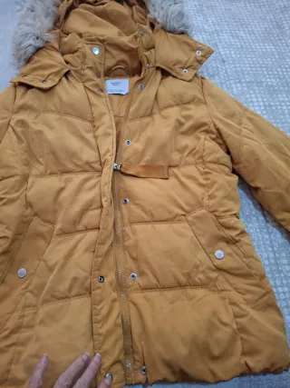 Anorak Bershka mostaza con capucha