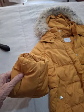 Anorak Bershka mostaza con capucha