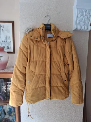 Anorak Bershka mostaza con capucha