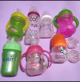 Lote 7 biberones y tazas con asas para bebé.
