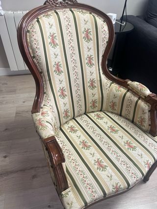 Sillón antiguo de madera y tela