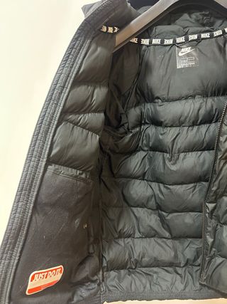 Anorak Nike Negro con Capucha.