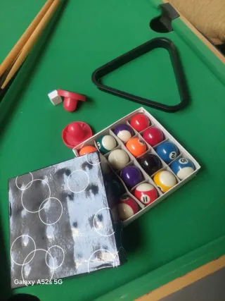 Mesa de billar con accesorios