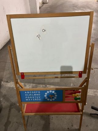 Pizarra infantil de madera con abecedario