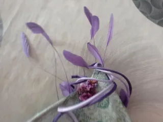 Tocado mujer Ángela Serrano azul y morado