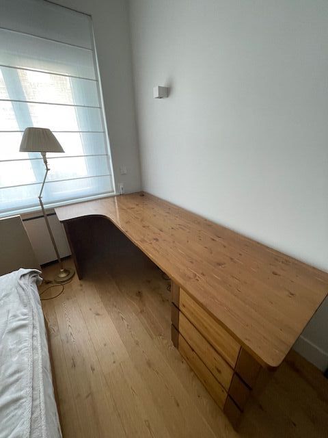 Mesa de estudio con cajonera de madera