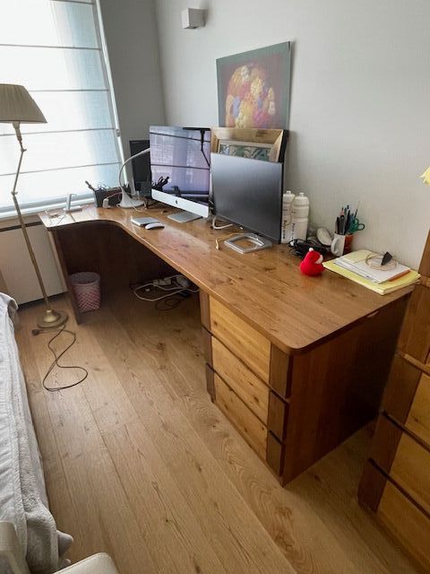 Mesa de estudio con cajonera de madera