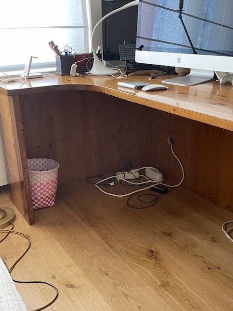 Mesa de estudio con cajonera de madera