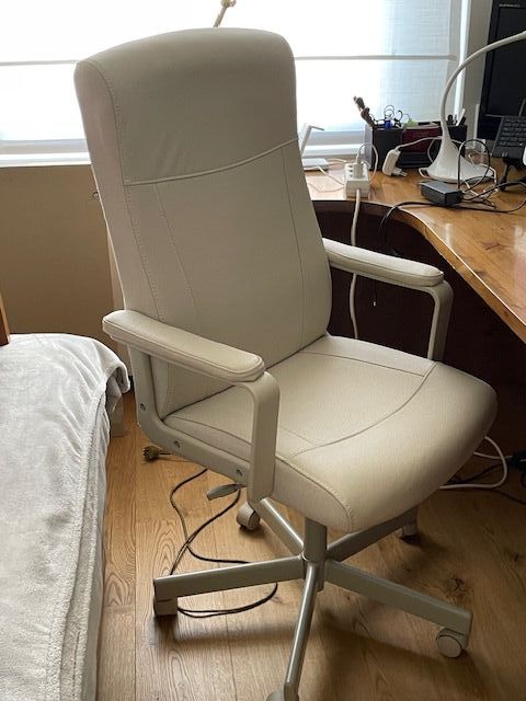 Mesa de estudio con cajonera de madera