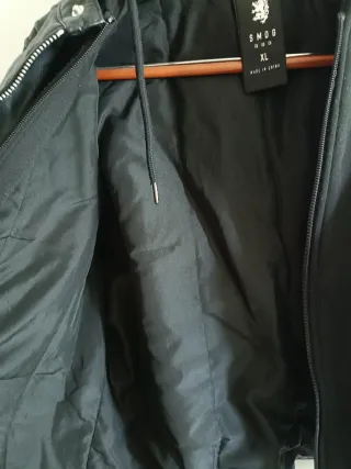 Chaqueta de cuero negra con capucha