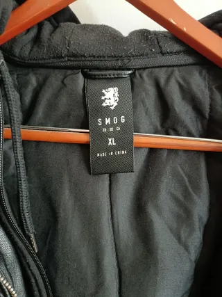 Chaqueta de cuero negra con capucha