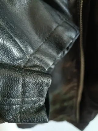 Chaqueta de cuero negra con capucha