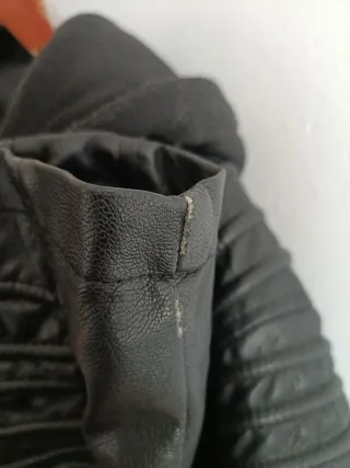 Chaqueta de cuero negra con capucha