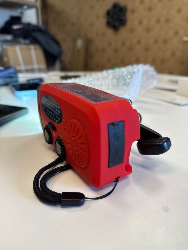 Radio Solar AM/FM/WB Roja y Negra