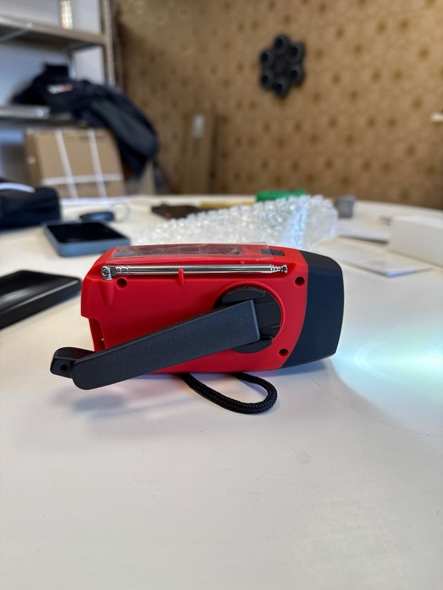 Radio Solar AM/FM/WB Roja y Negra