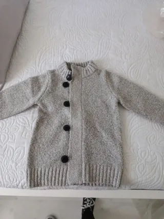 Chaqueta de punto gris con botones