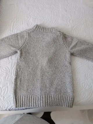 Chaqueta de punto gris con botones