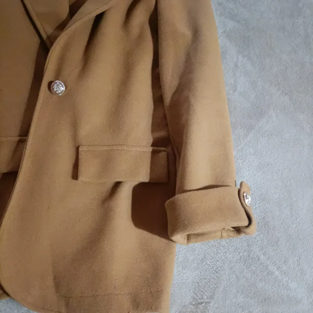 Chaqueta marrón con botón dorado en los puños