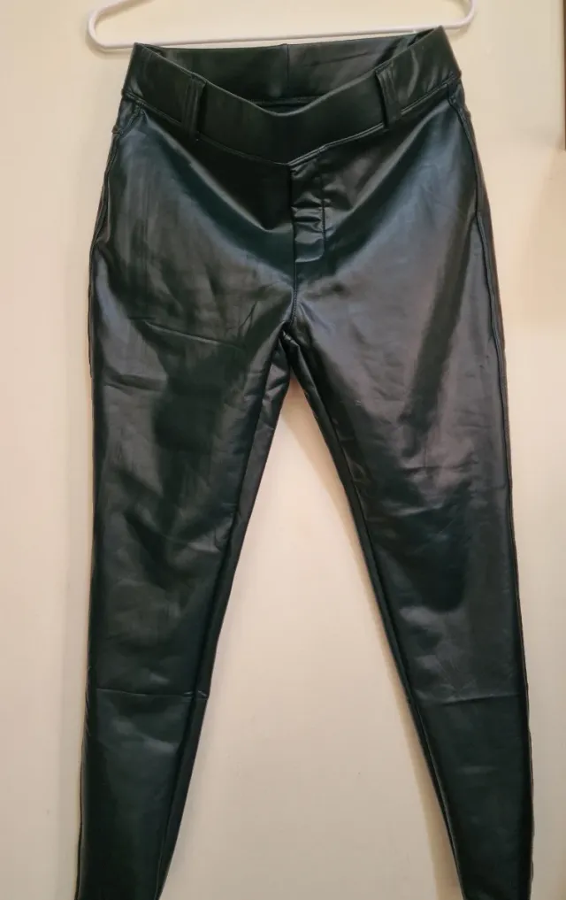 Pantalones verde cuero efecto piel