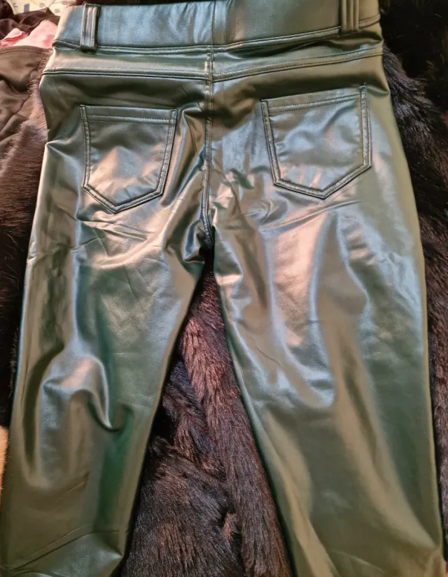 Pantalones verde cuero efecto piel