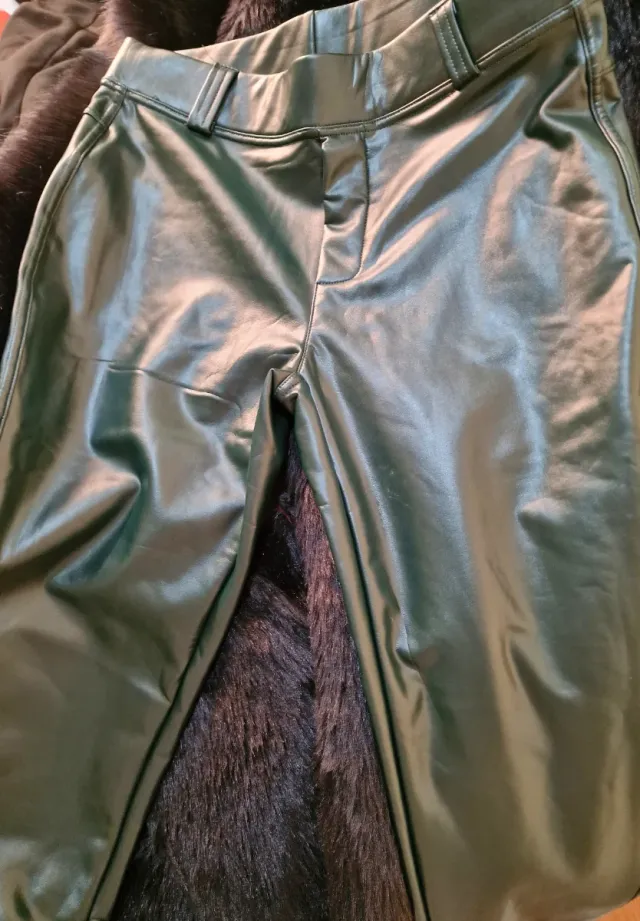 Pantalones verde cuero efecto piel