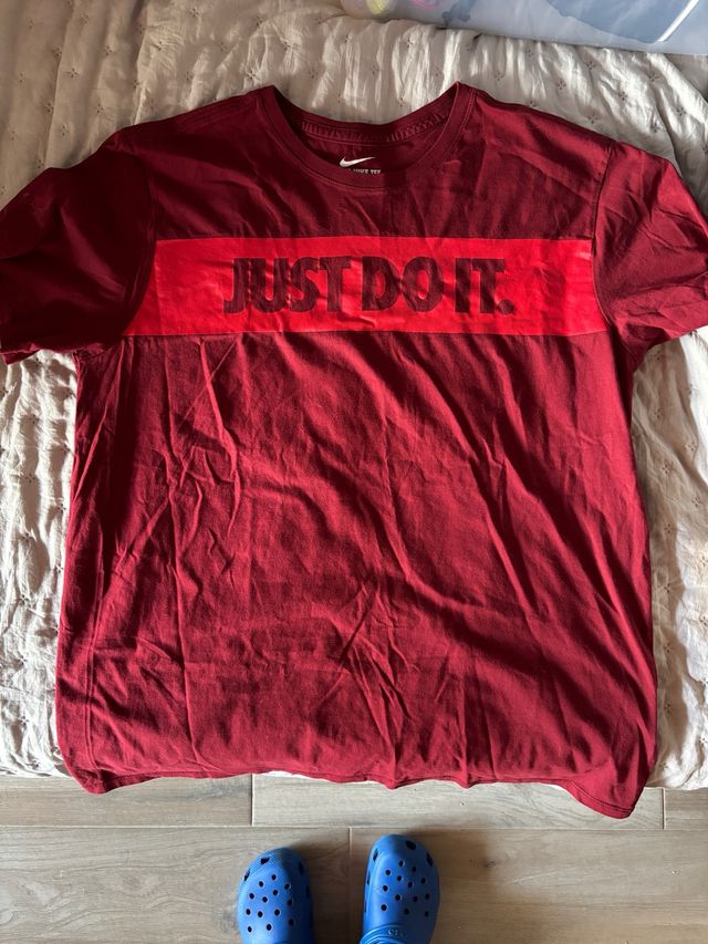 T-shirt Nike rossa con scritta