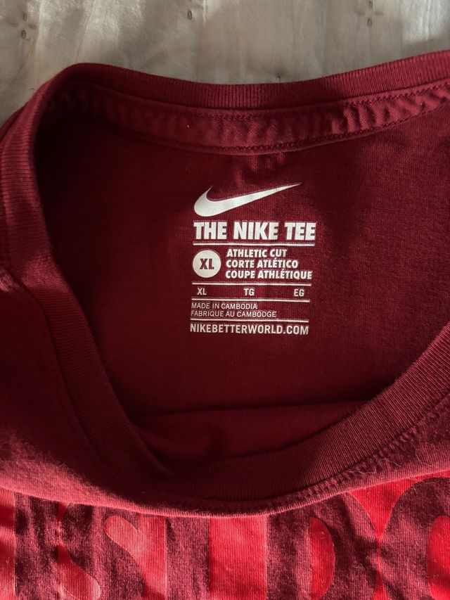 T-shirt Nike rossa con scritta