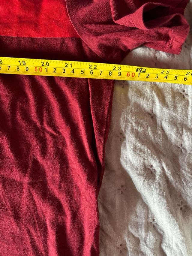 T-shirt Nike rossa con scritta