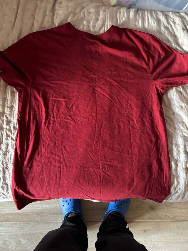 T-shirt Nike rossa con scritta