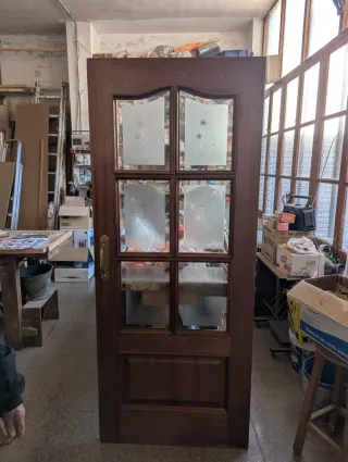 Puerta madera con cristales decorados