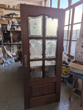 Puerta madera con cristales decorados