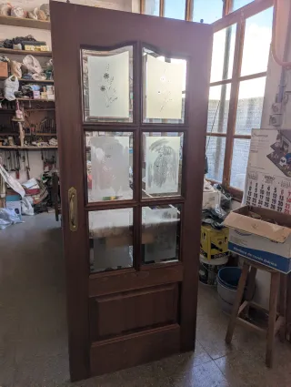 Puerta madera con cristales decorados